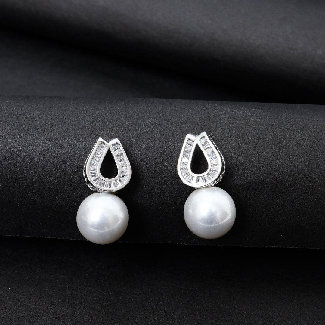 Timeless Pearl Stud/ Earrings