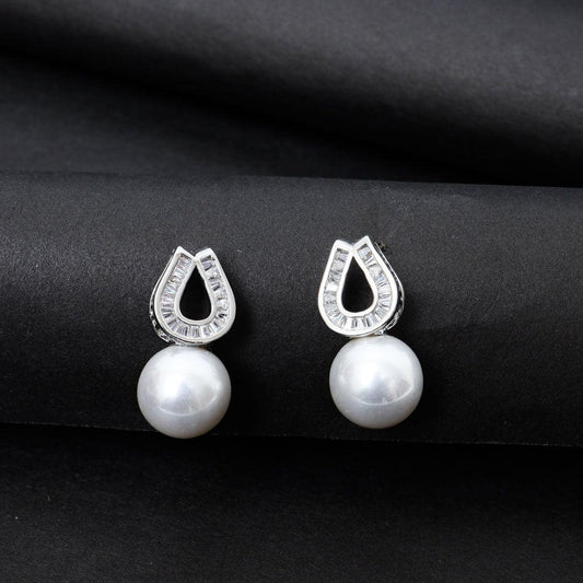 Timeless Pearl Stud/ Earrings